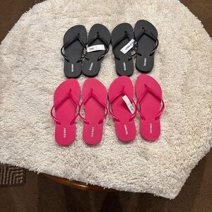 Old Navy Women’s Flip Flops in Pink and Black - Slim Casual Sandals (Size 7/8)